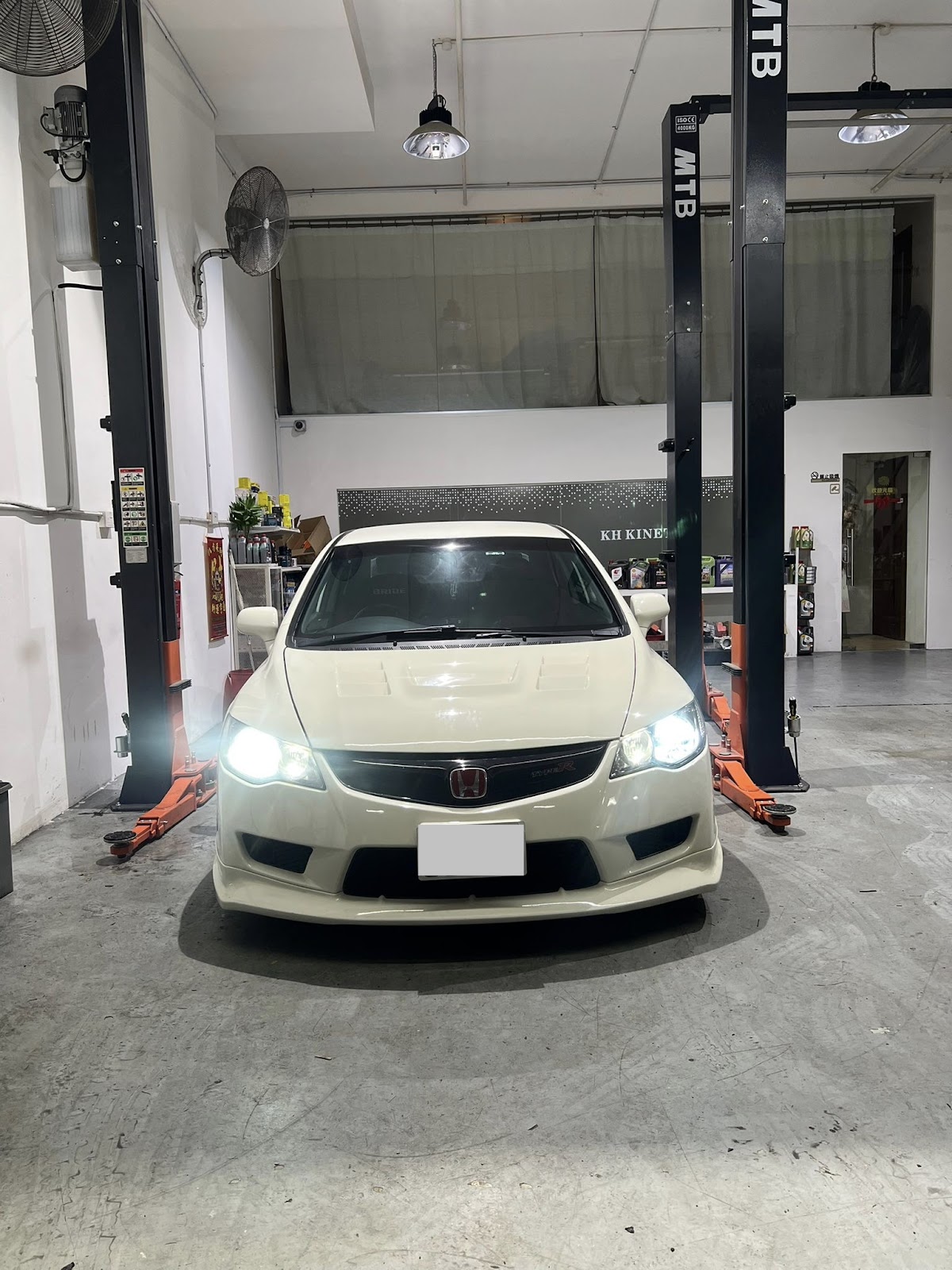 A Civic Type R between the lifts